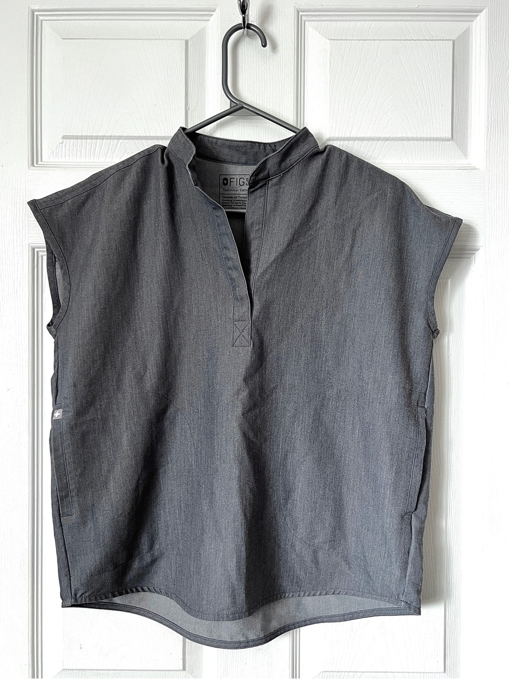 FIGS • Technical Collection Rafaela Oversized Scrub Top Charcoal Grey medical